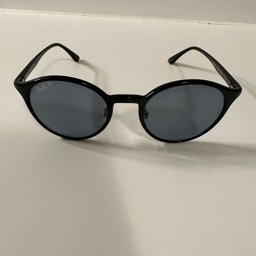 Ray ban sunglasses. Polarized blue chromance lenses with black frame.